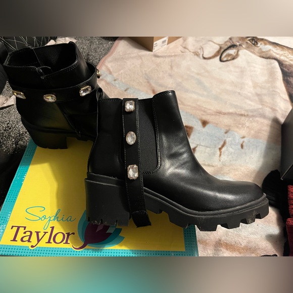 Boots - Picture 3 of 4